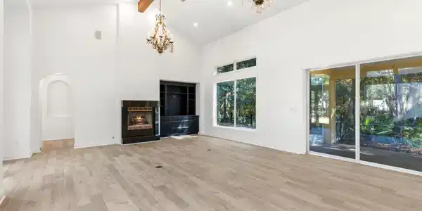 Image 4: Living Room