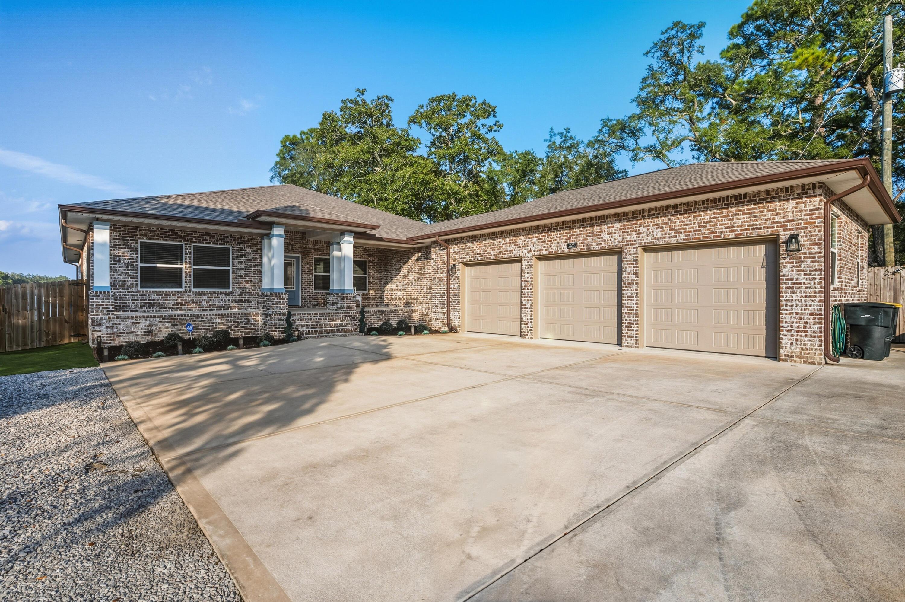 Image 4: 223GirardAve-4