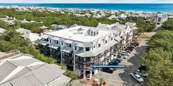 46 N Barrett Square