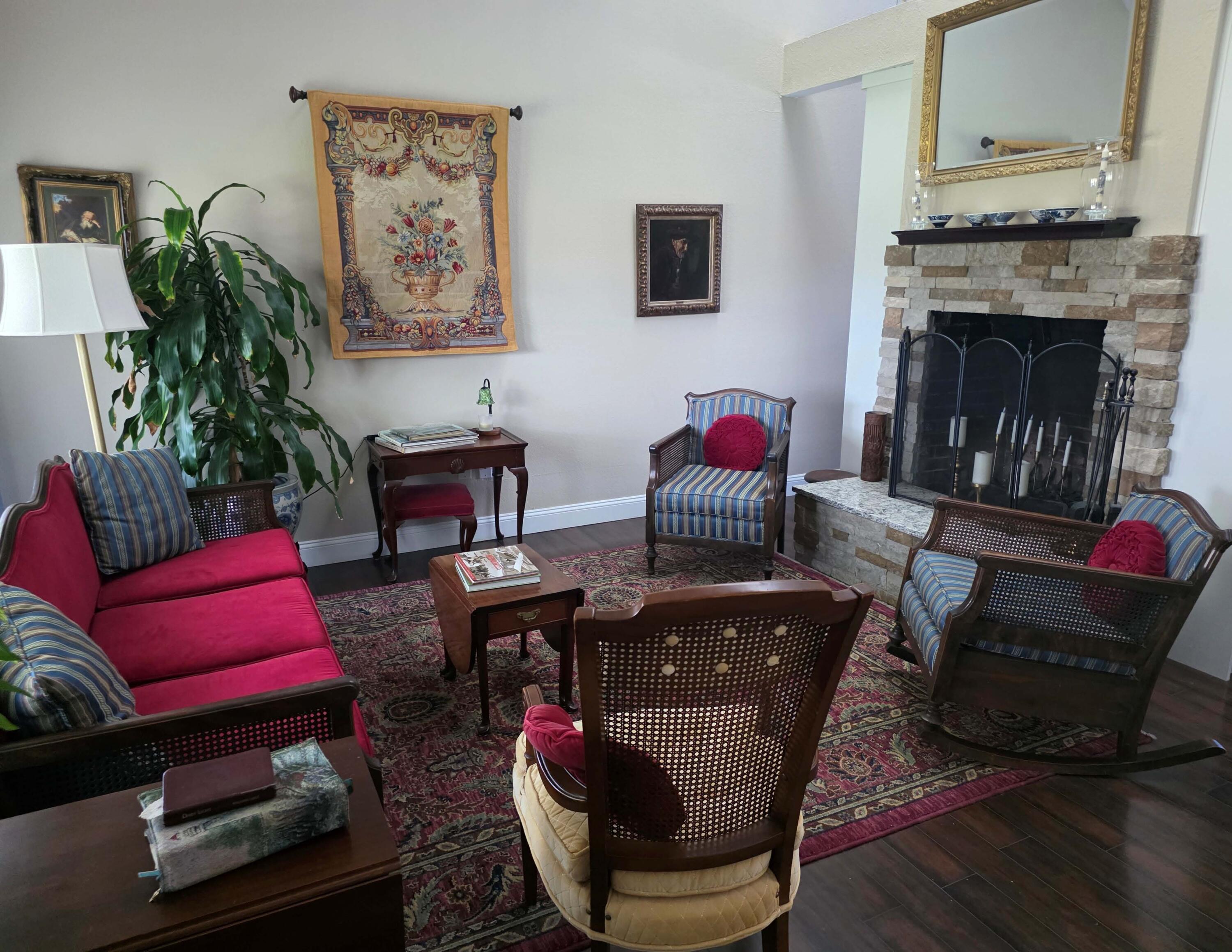 Image 4: Formal sitting area