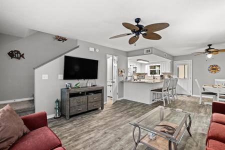 114 W Leslie Lane