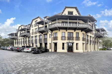 82 S Barrett Square