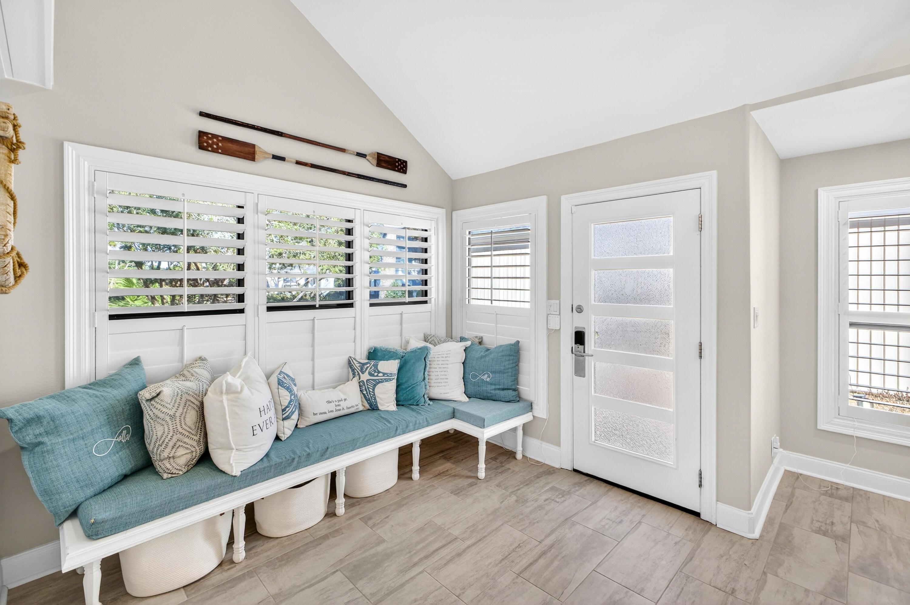 Image 3: Front sitting area