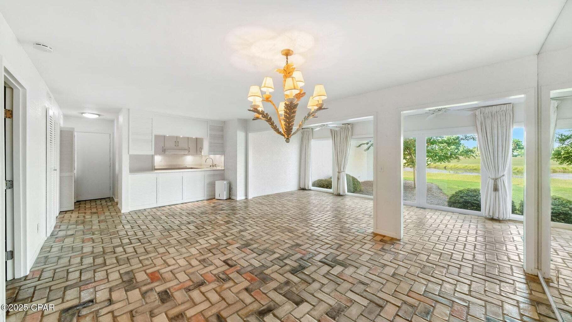 Image 4: Living Room