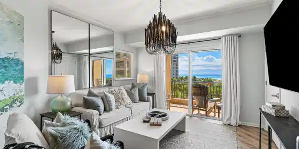 Image 4: Spacious living area