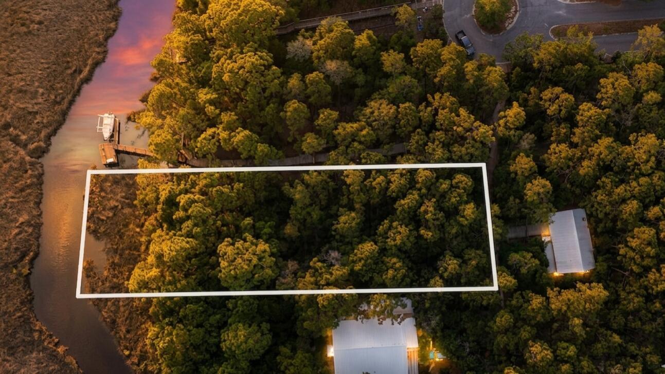 Image 3: Estate Sized Lot