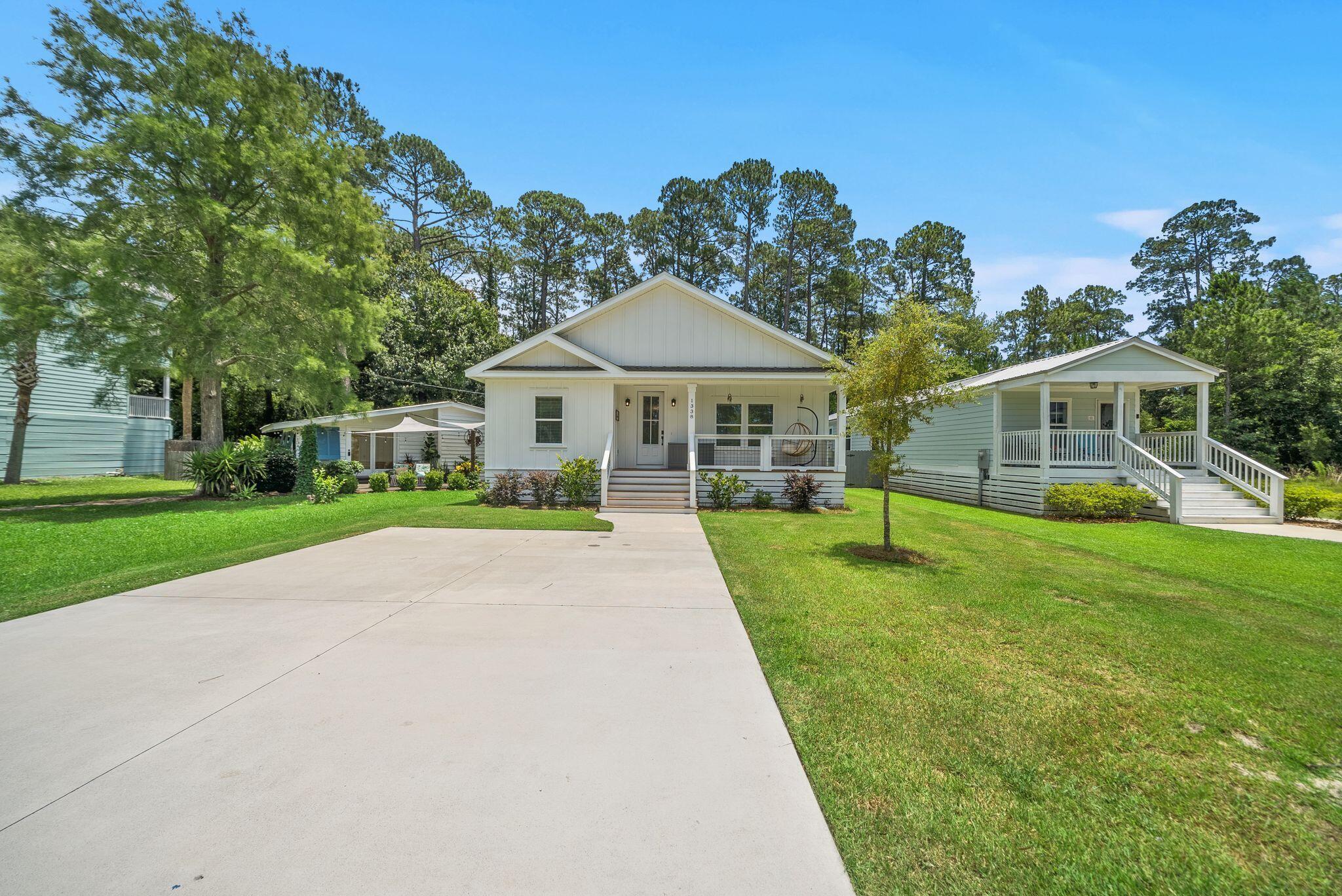 Image 4: Large Driveway