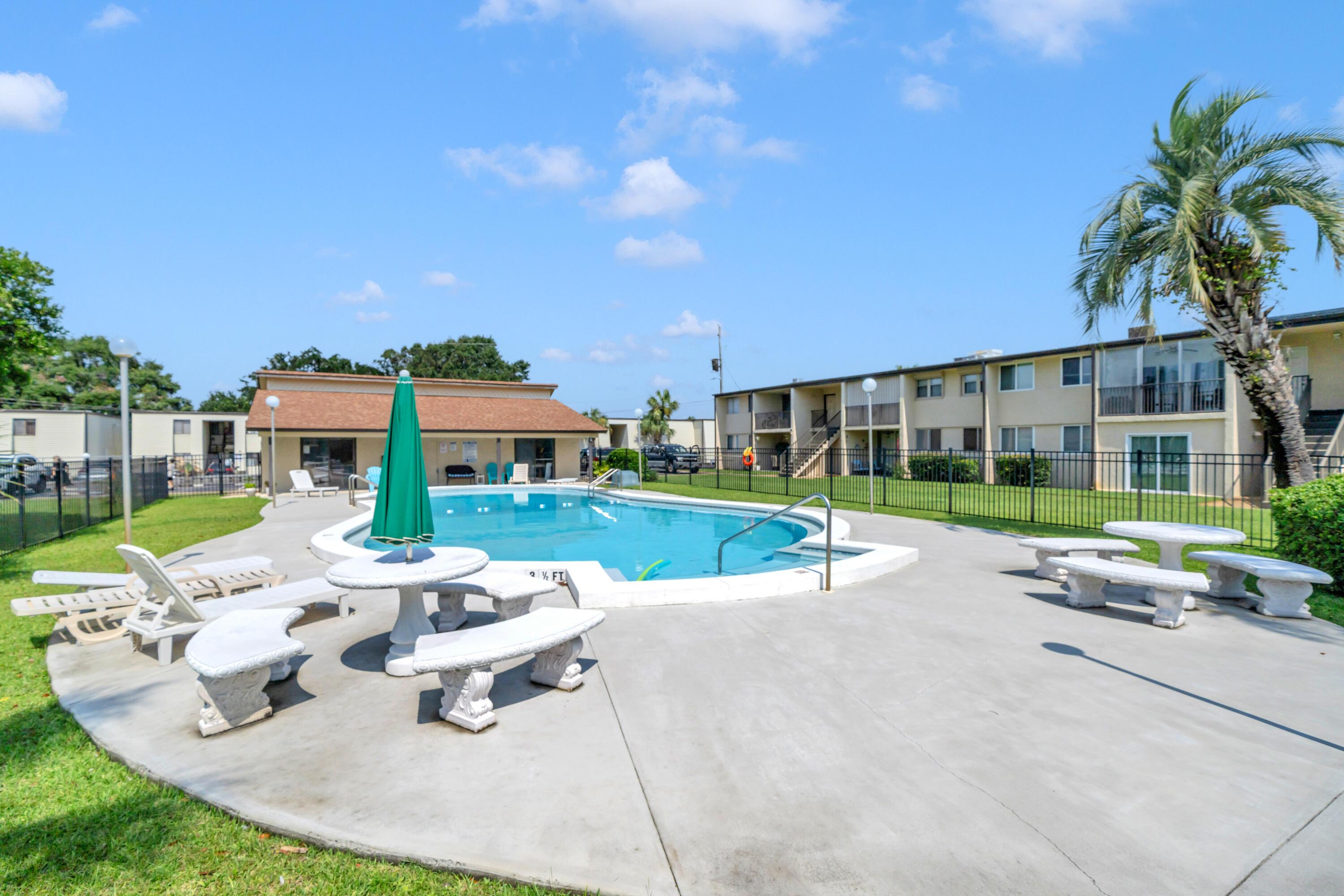 Image 2: Pool4