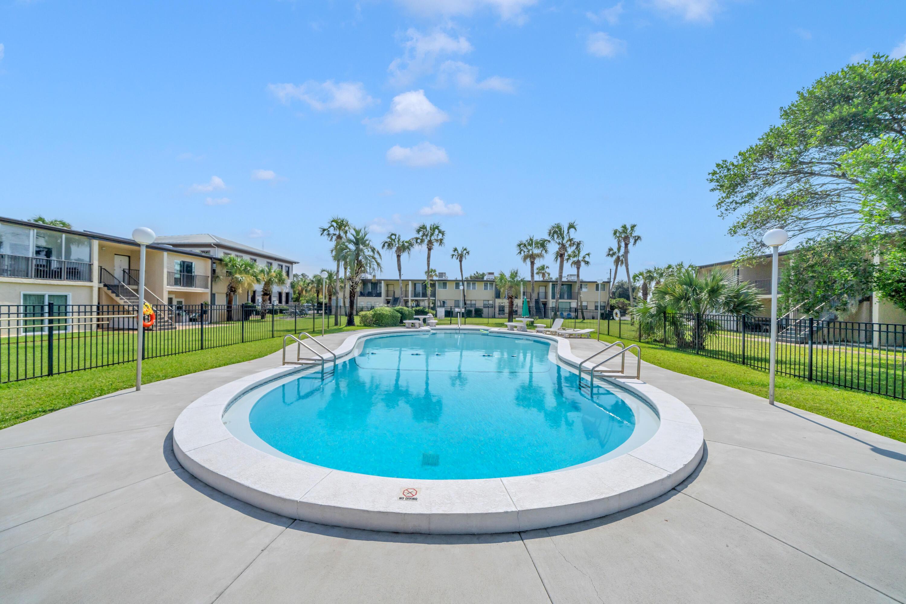 Image 3: Pool