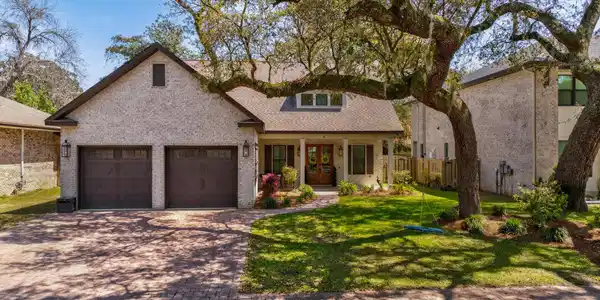 6 Plantation Oaks