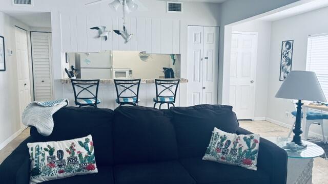 Image 3: Bar between Living Room & Kitchen