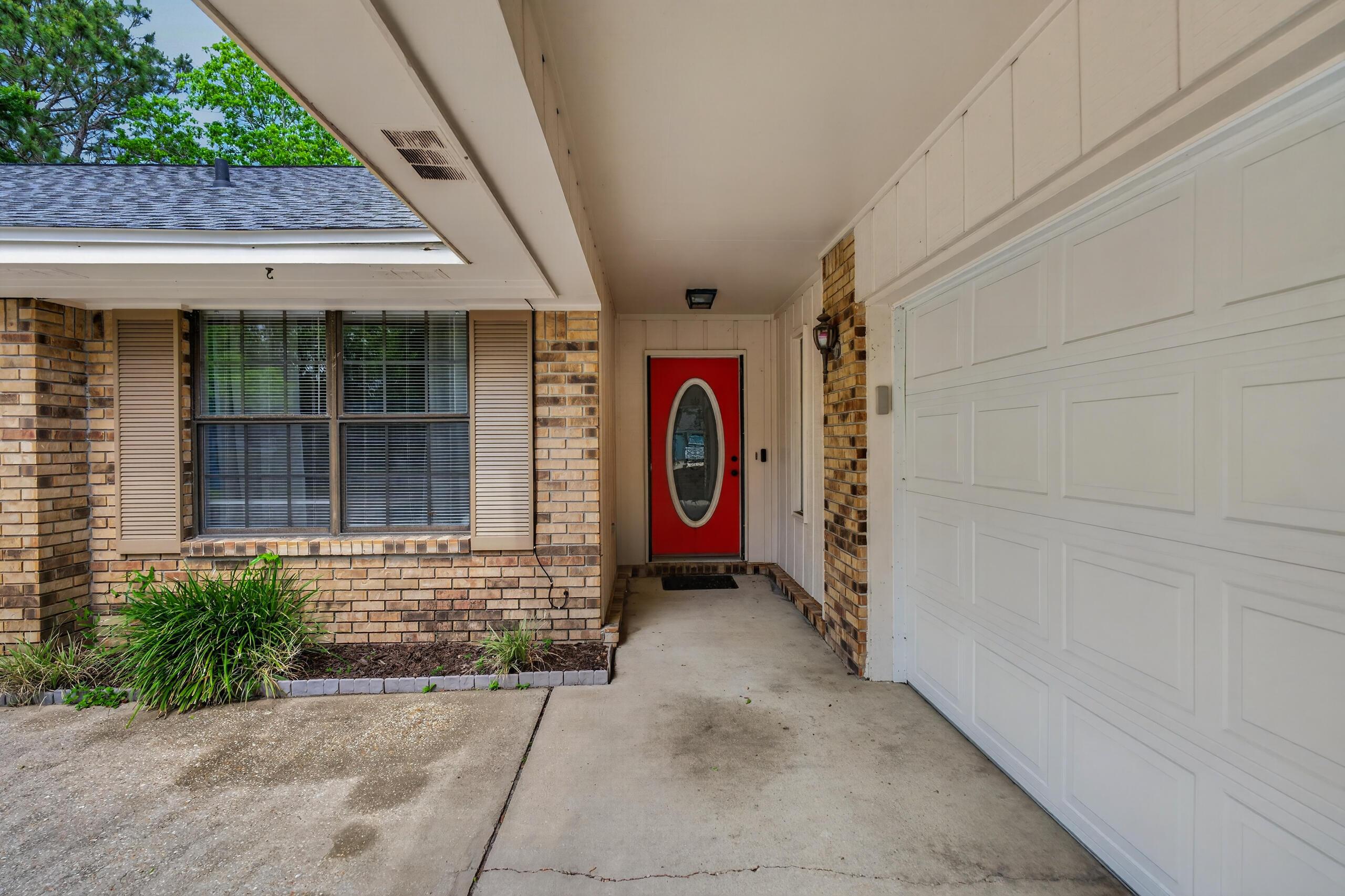Image 4: Front walkway