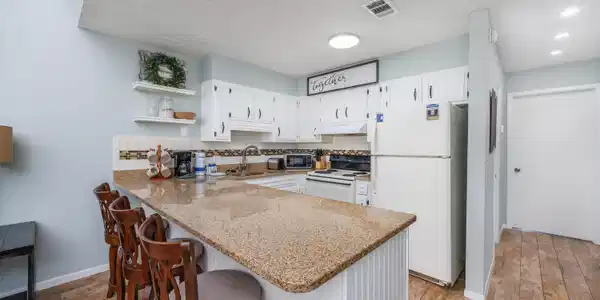 Image 3: 17670 Front Beach rd D8-11