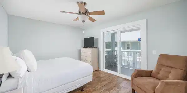 Image 4: 17670 Front Beach rd D8-15