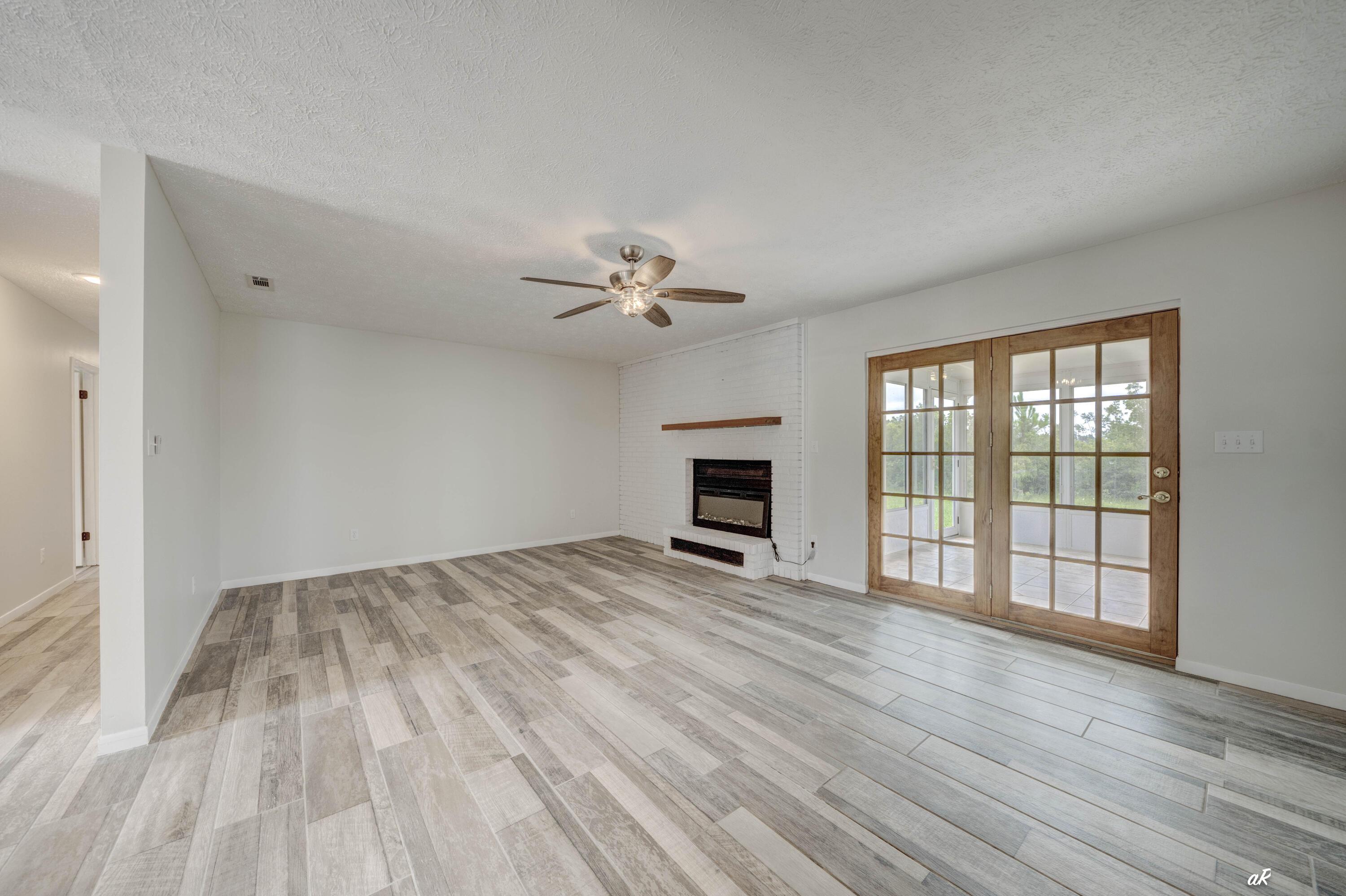 Image 4: Great Room-1