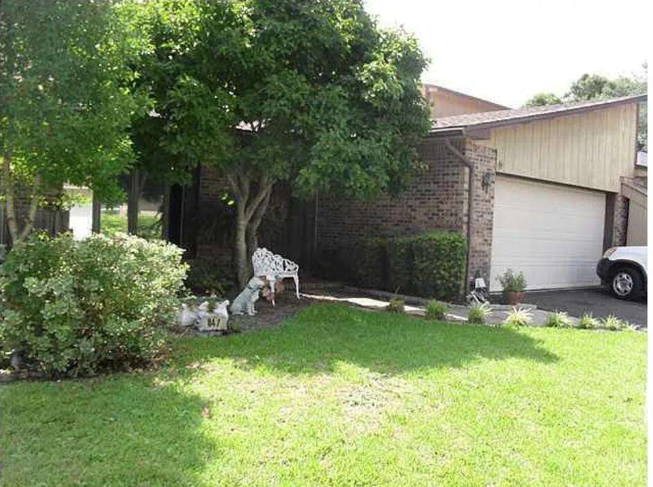 Image 3: Front Yard