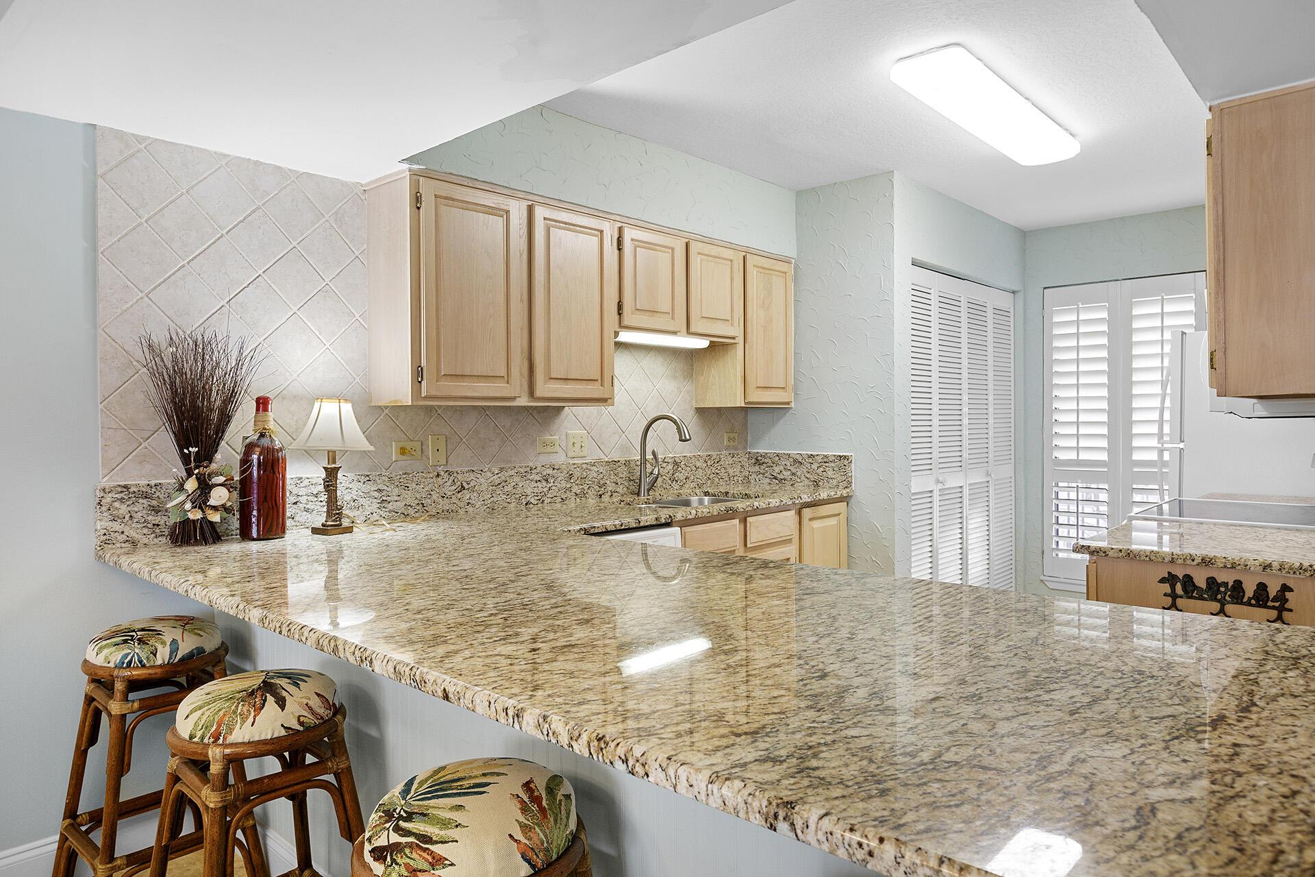 Image 4: 23-Mainsail-178-Kitchen