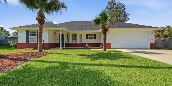 Image 3: Front yard