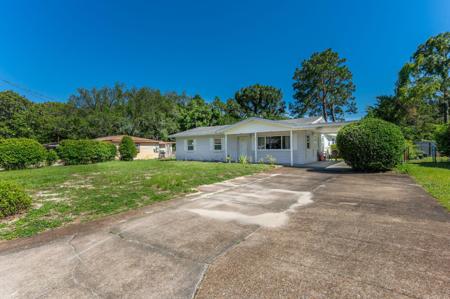 318 NW Oakland Circle