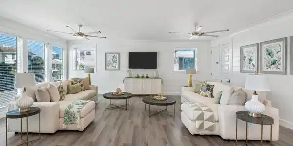 Image 4: 30-lvroom