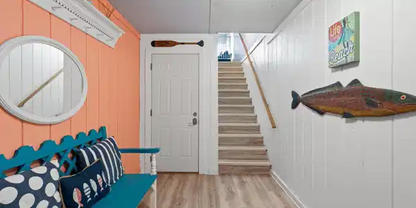 Image 4: Entry Way leading to upstairs
