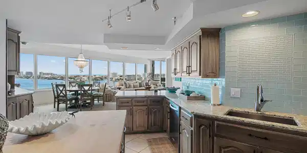 Image 4: Kitchen
