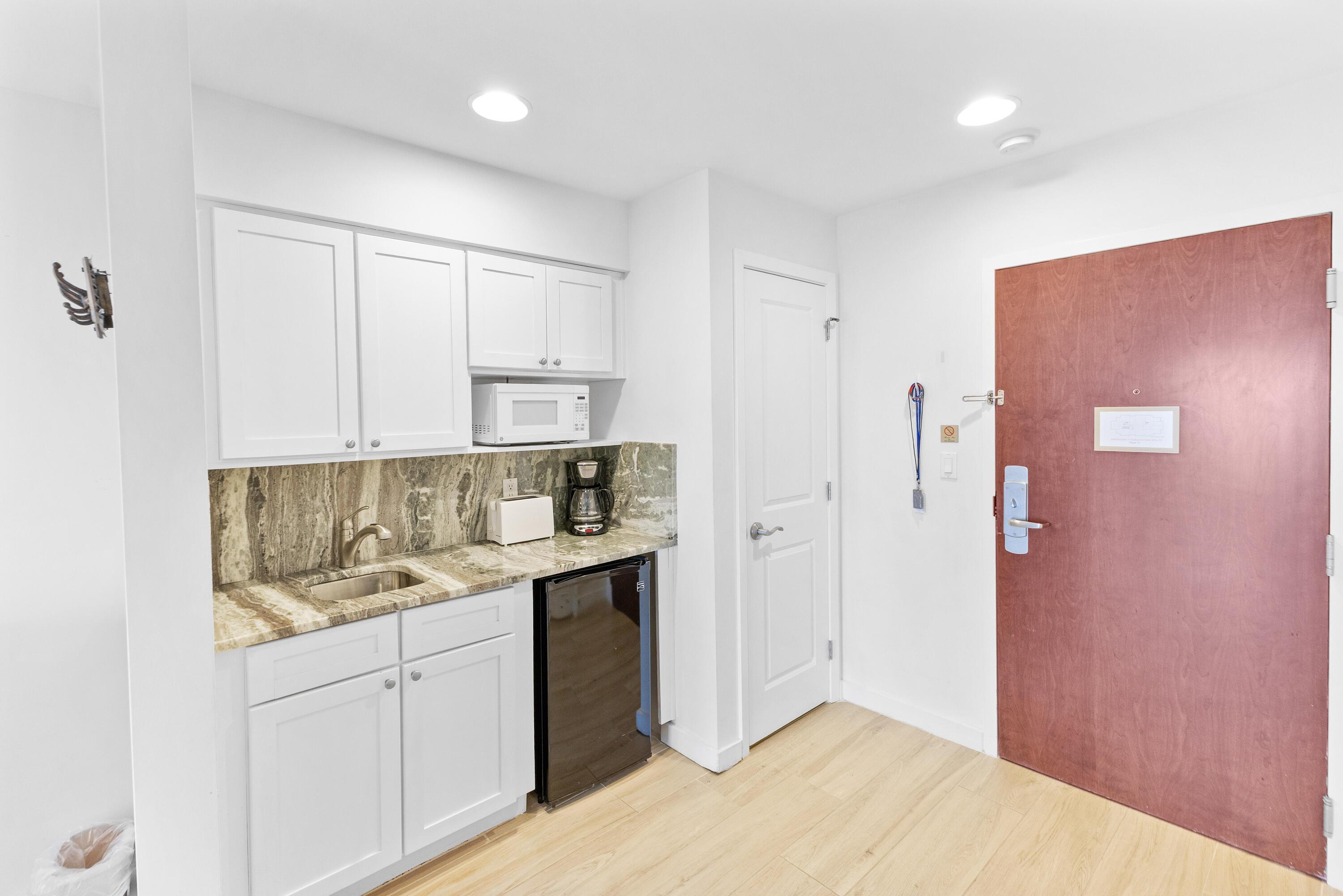 Image 3: Kitchenette