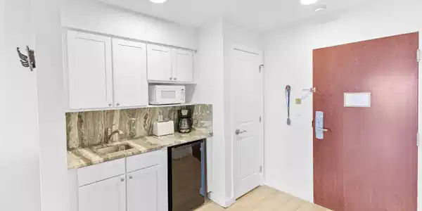 Image 3: Kitchenette