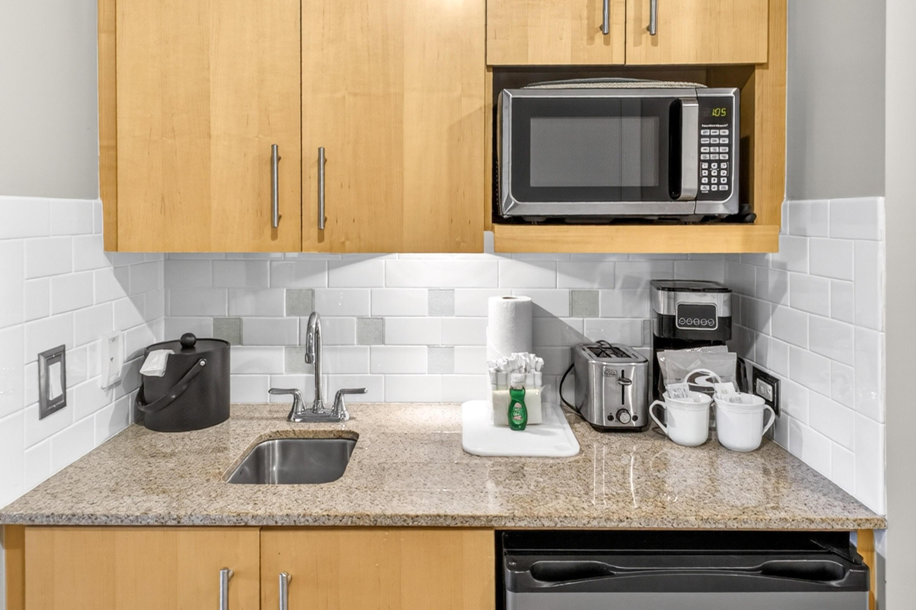 Image 3: Kitchenette