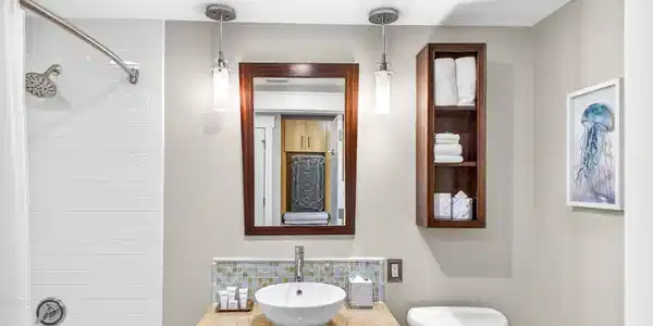 Image 4: Bathroom