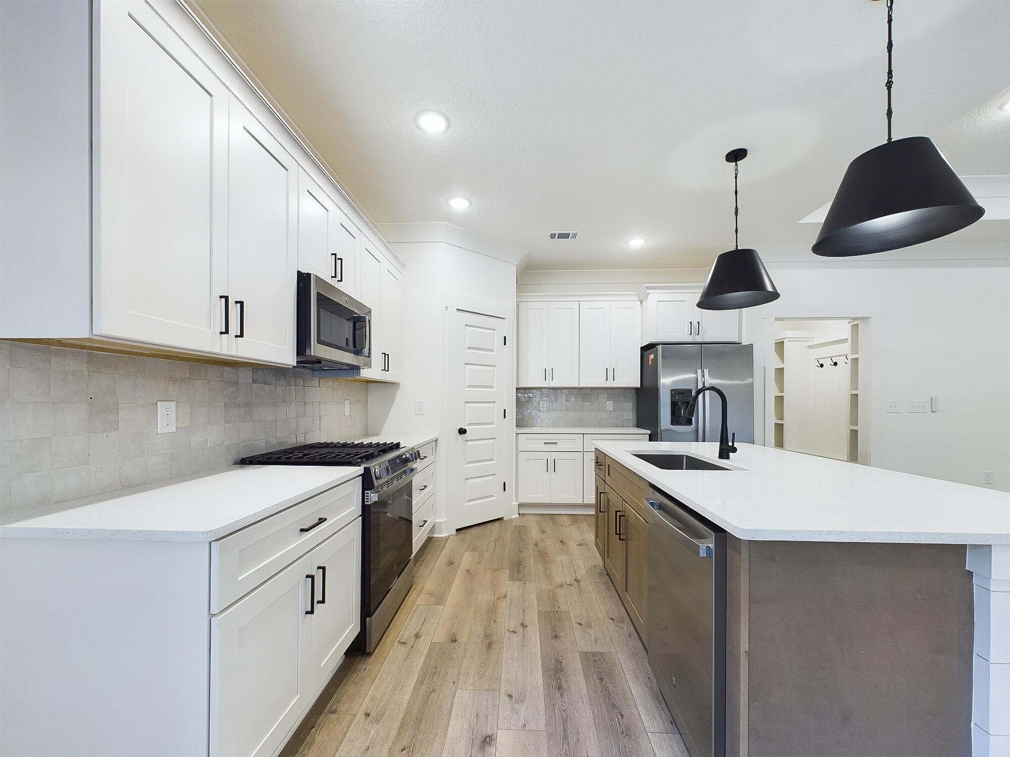 Image 4: Kitchen