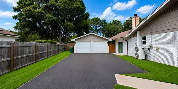 Image 4: Garage -drive way