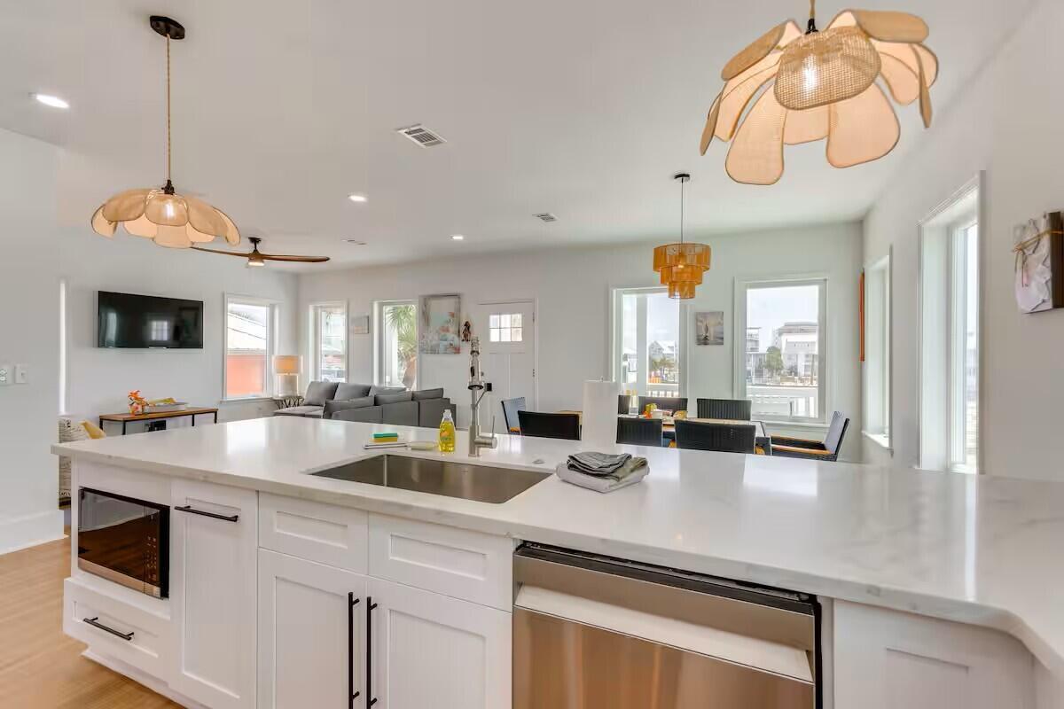 Image 4: Kitchen