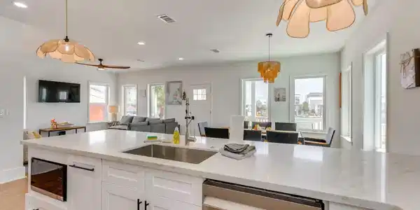 Image 4: Kitchen