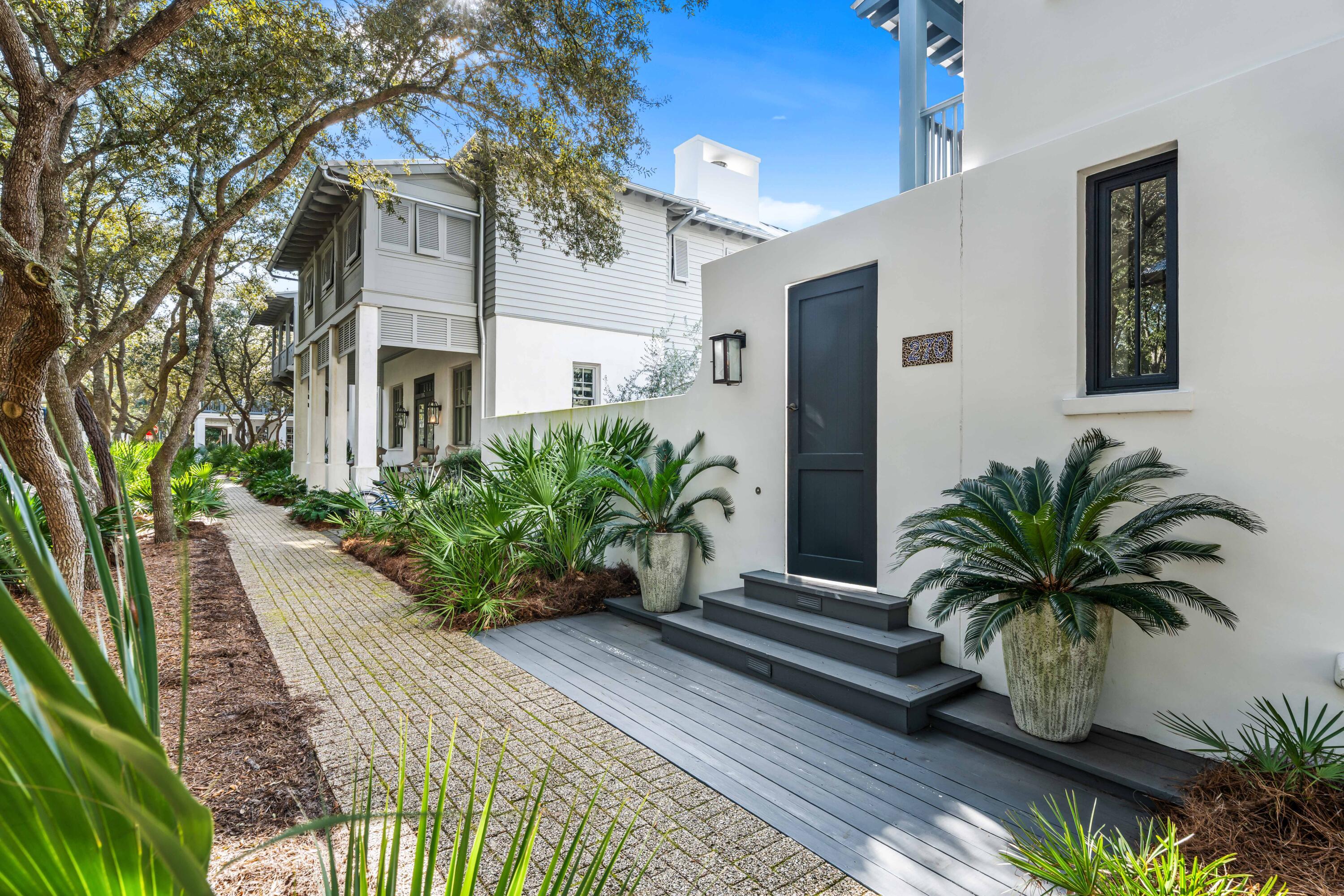 Image 2: Private Courtyard Entry