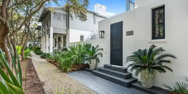 Image 2: Private Courtyard Entry