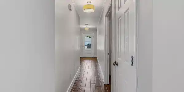 Image 4: Foyer