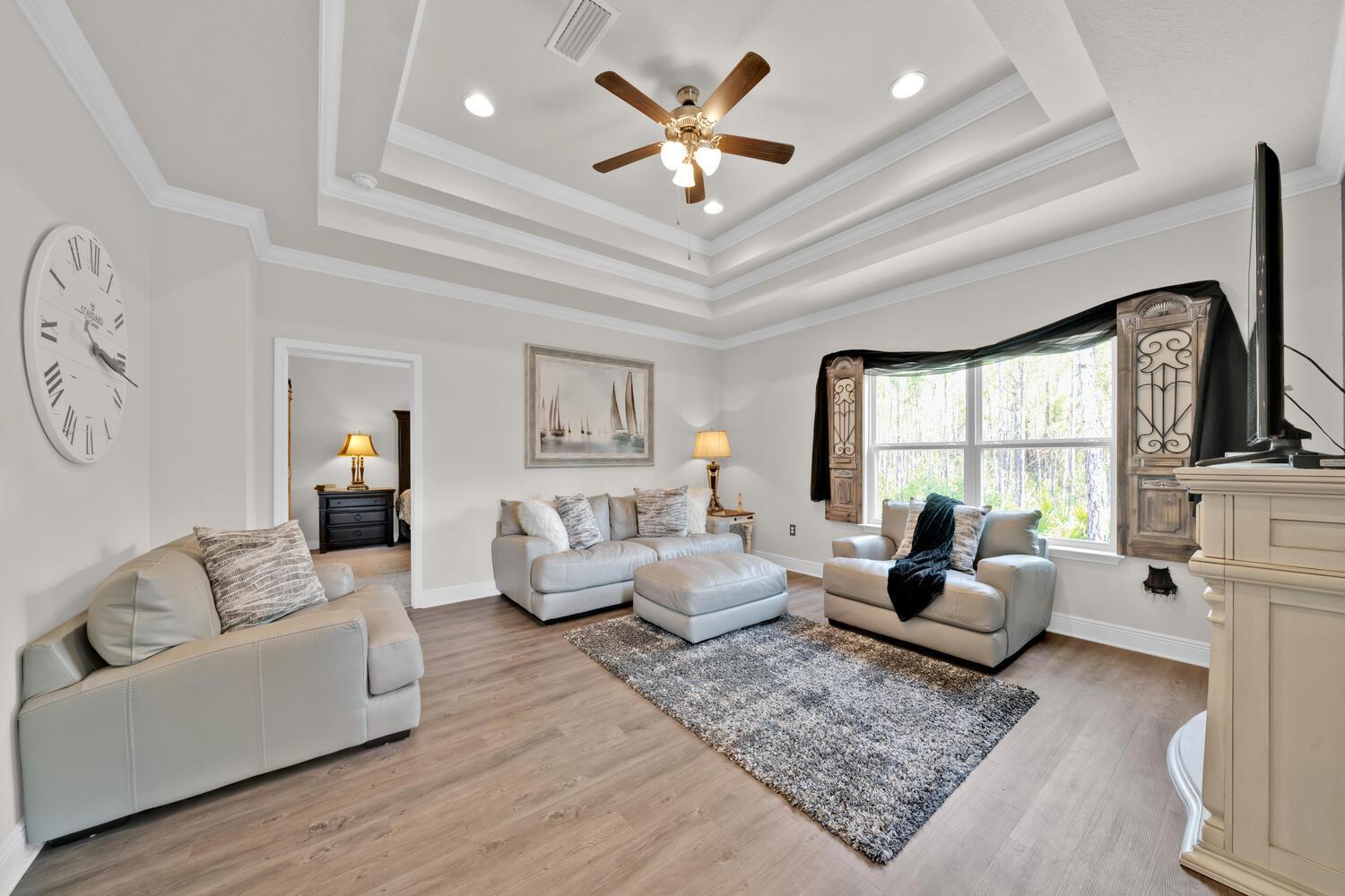 Image 3: LIVING ROOM