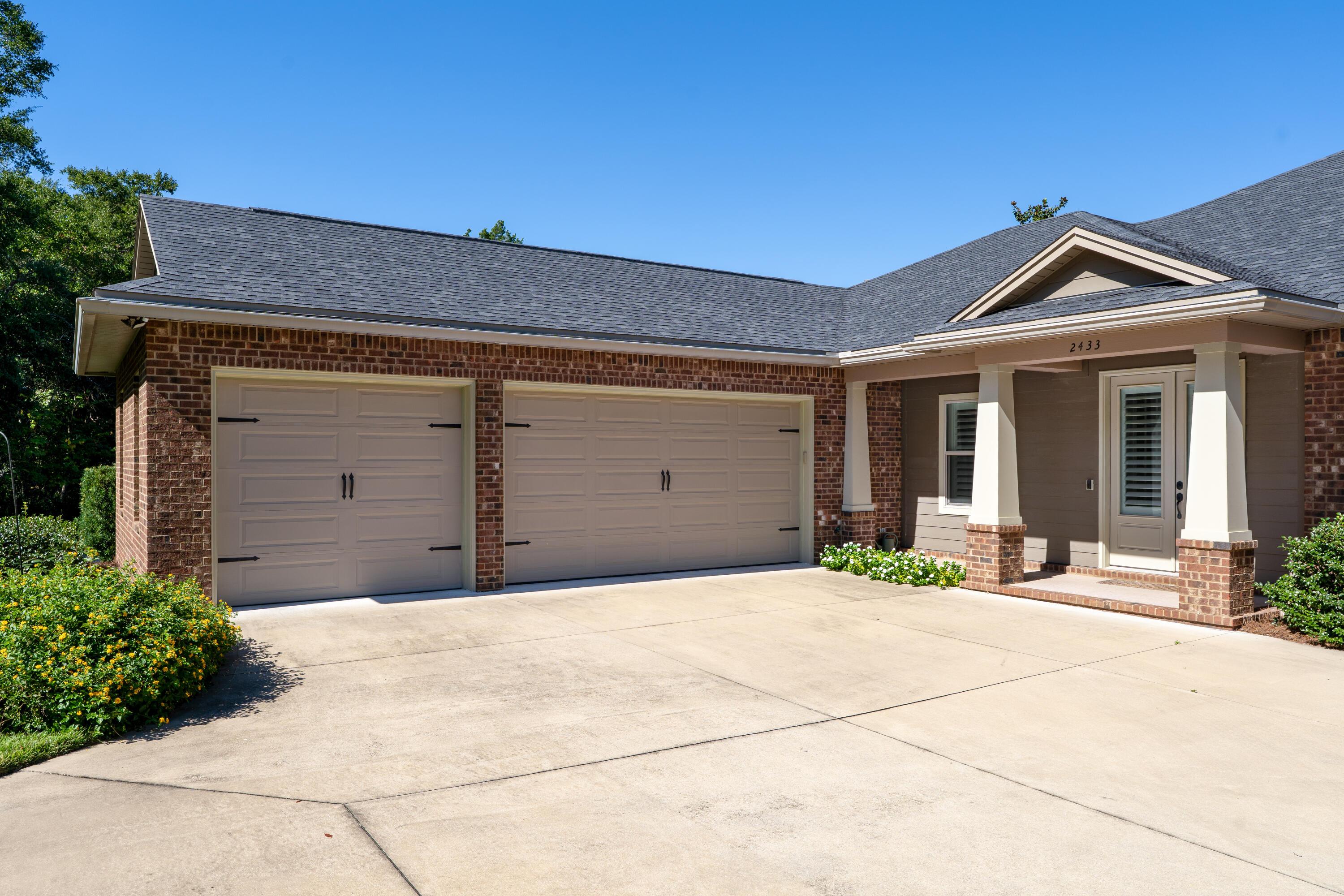 Image 3: 3 Car Garage