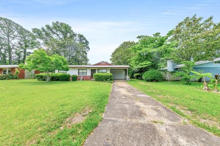 220 SW Rose Marie Lane