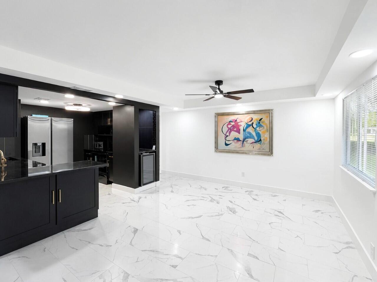 Image 3: 70-interior_living_room_6