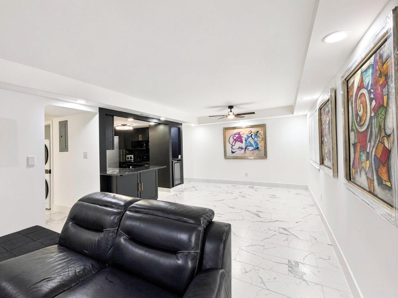 Image 4: 71-interior_living_room_7