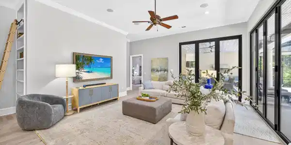 Image 4: Living Room