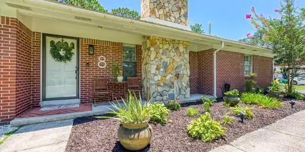 8 Longwood Drive