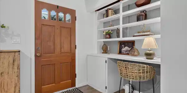 Image 4: Entry way