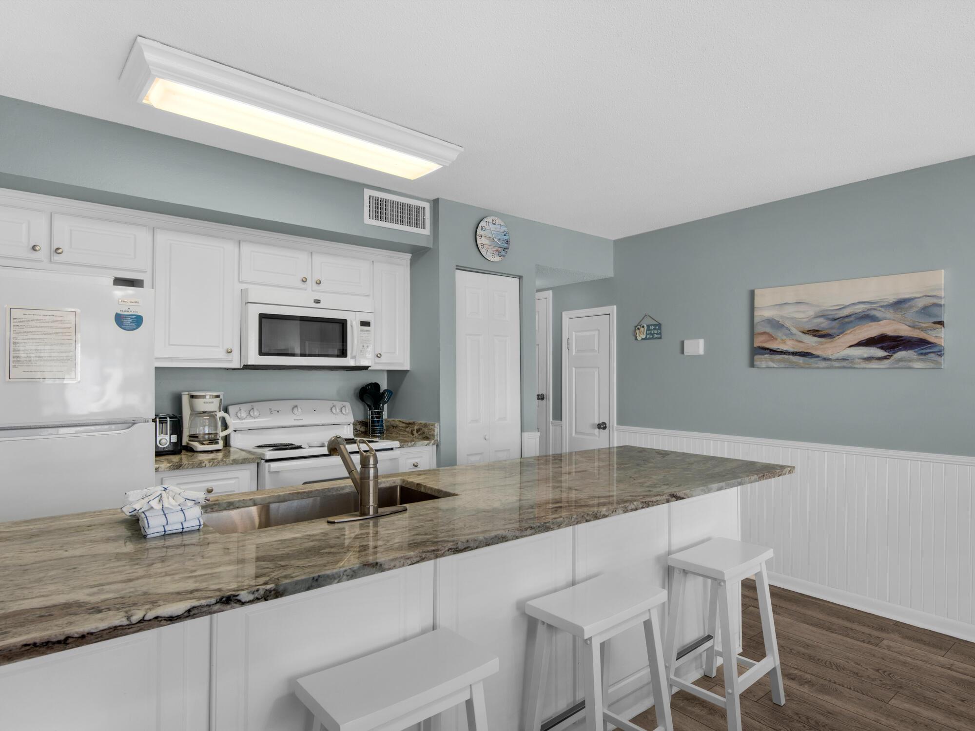 Image 4: Kitchen