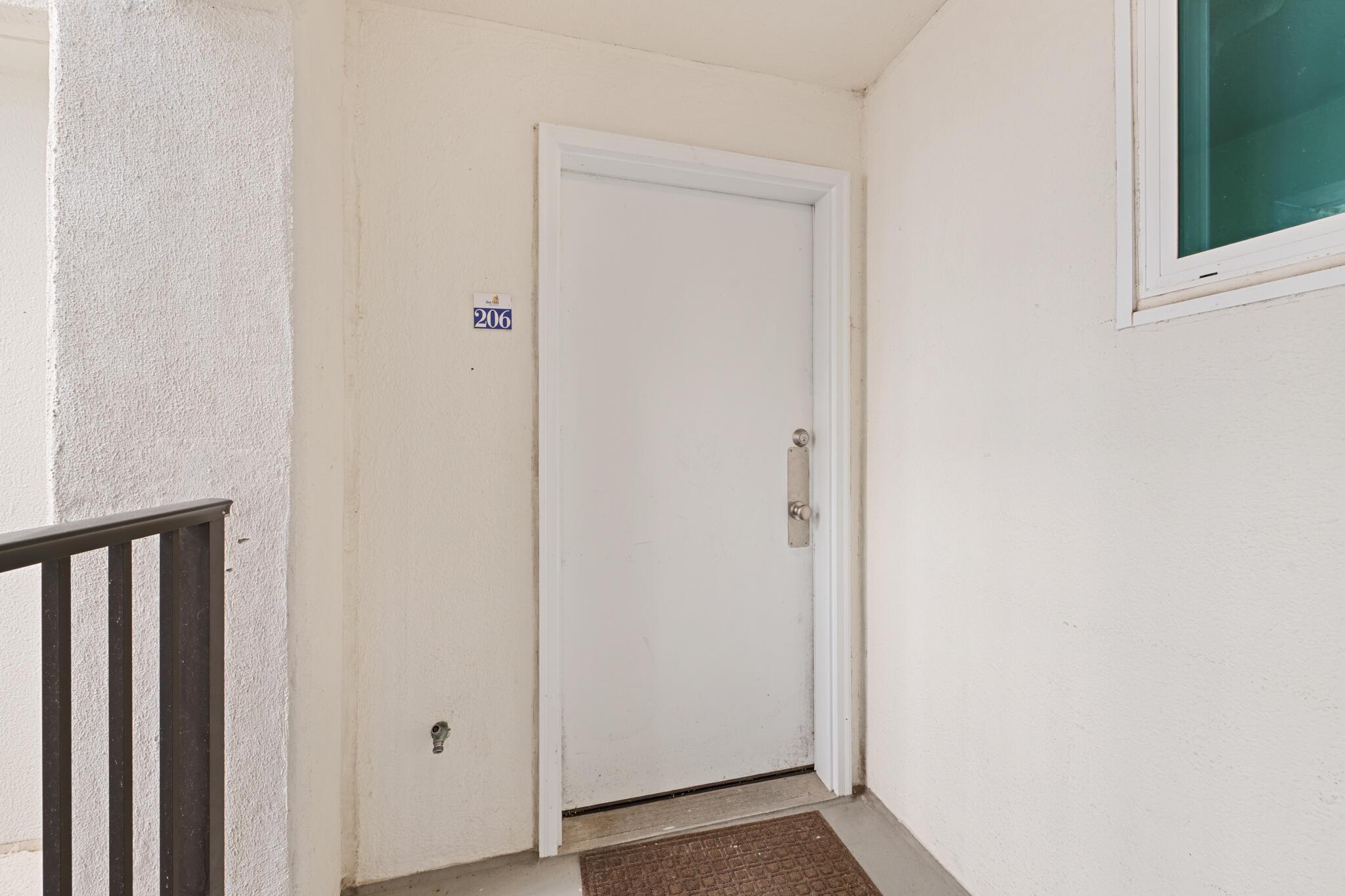 Image 2: Come on into Unit 206