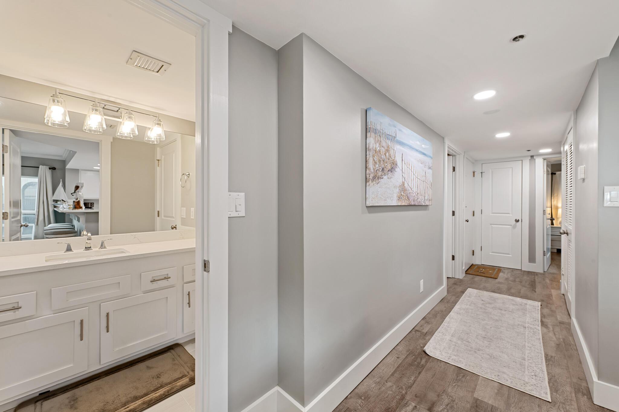 Image 3: Hallway Entery Guestbath
