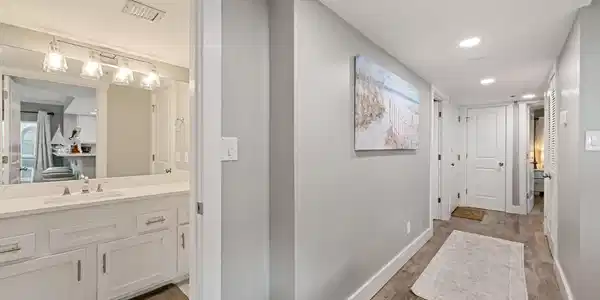 Image 3: Hallway Entery Guestbath