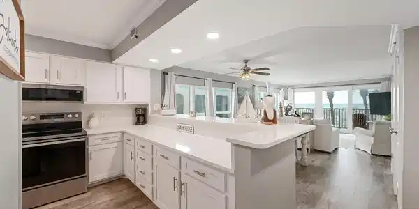 Image 4: kitchen